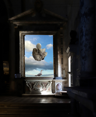 Surrealismo, The holy egg Pietrasanta